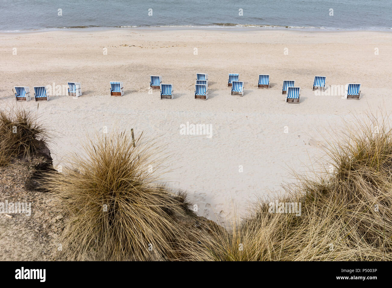 Empty chairs beach hi-res stock photography and images - Alamy