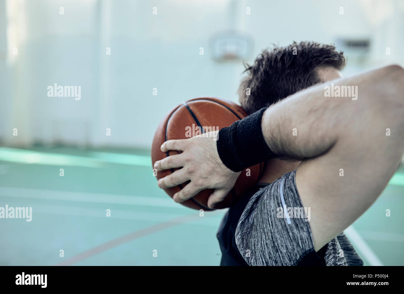 Man basketball behind head hi-res stock photography and images - Alamy