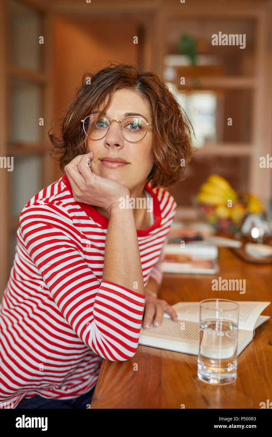 Portrait mature woman hi-res stock photography and images - Alamy