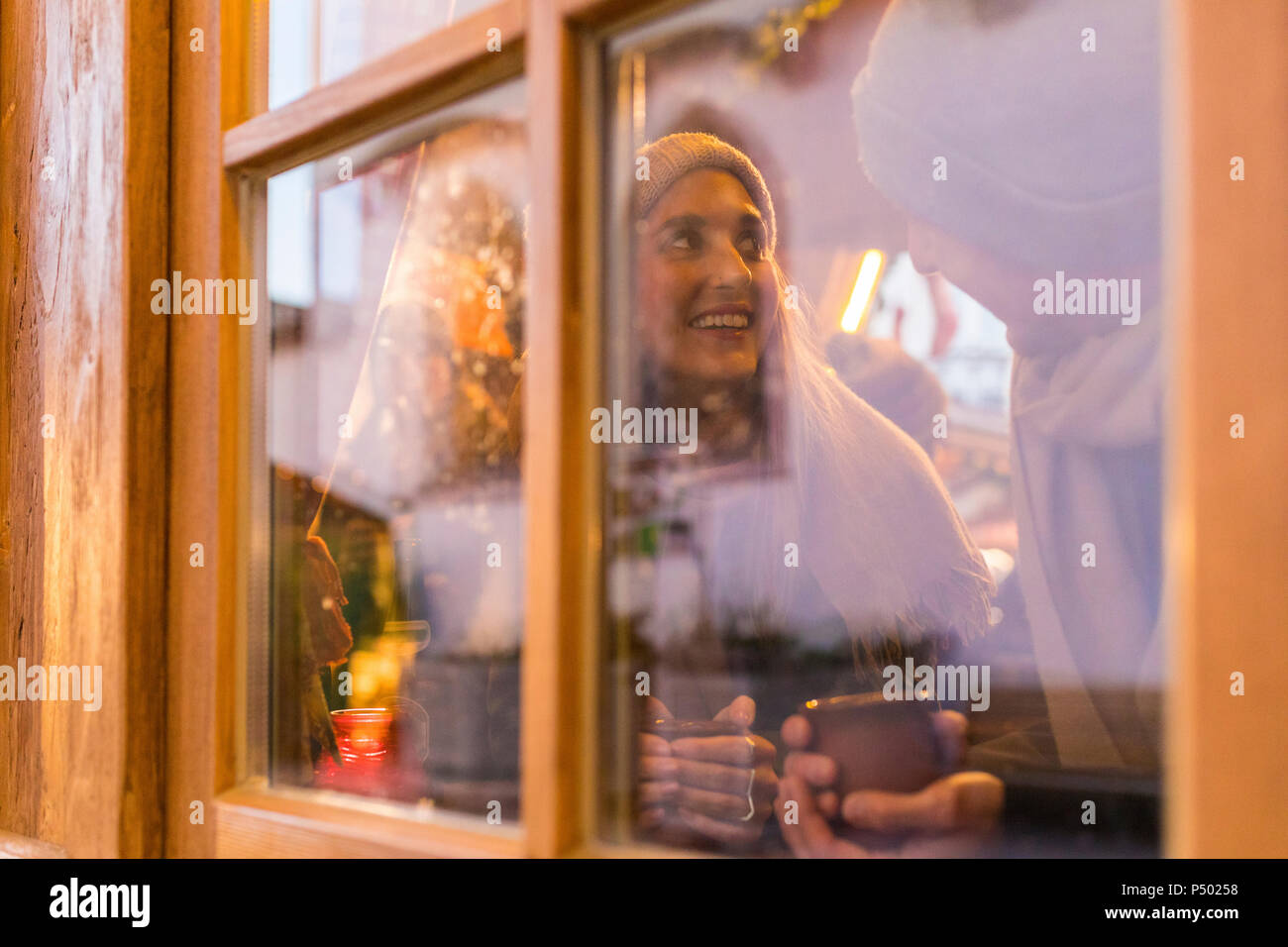 Young couple drinking mulled wine at Christmas market Stock Photo