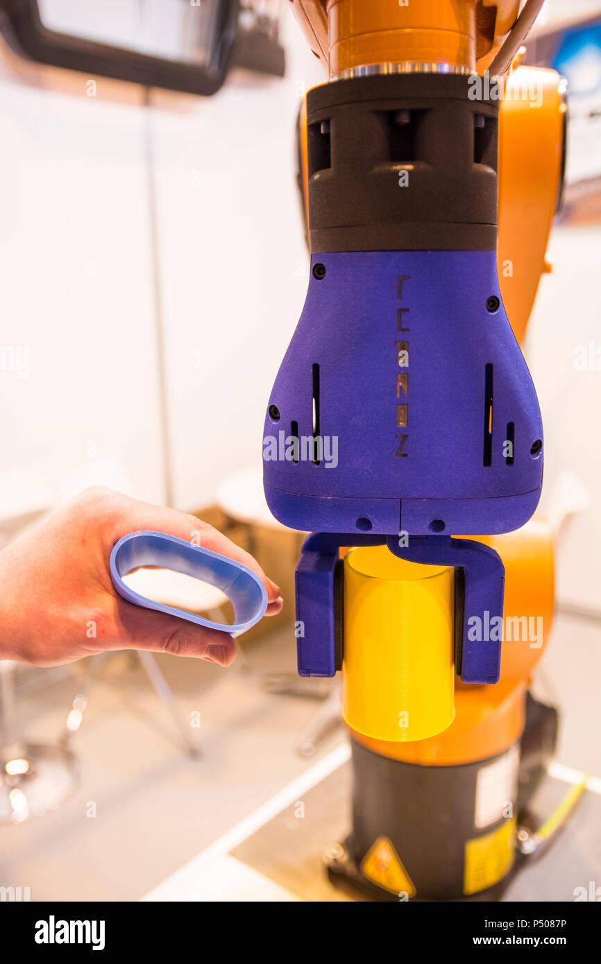 A Lupeon robotic light clawn mounted over a Kuka robotic arm in Global