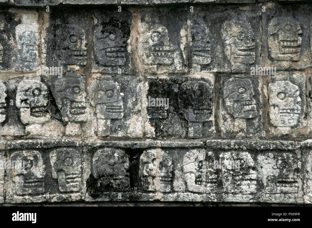 ARTE PRECOLOMBINO. MAYA. MEXICO. CHICHENITZA TZOMPANTLI. Detalle del