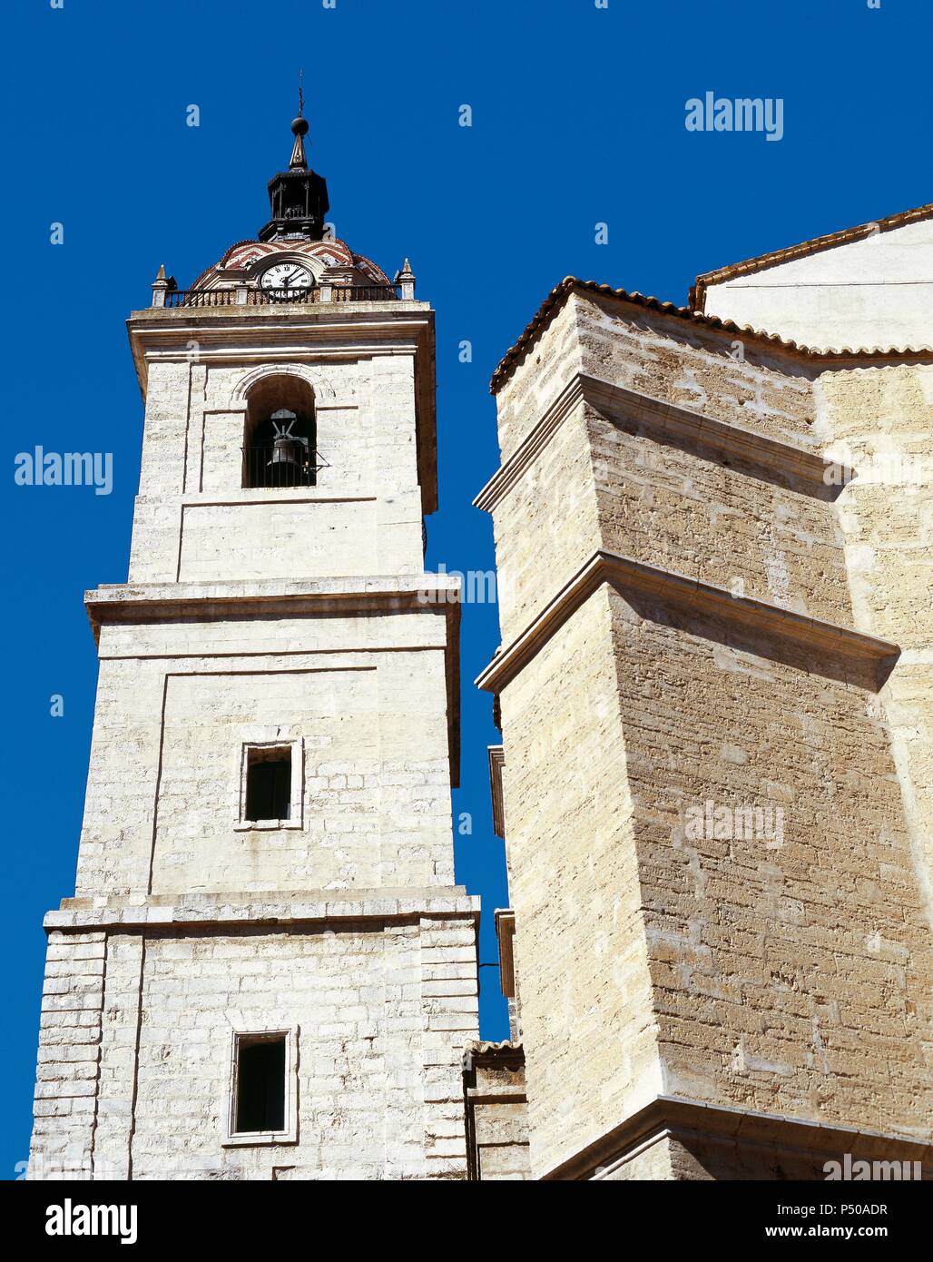 CASTILLA-LA MANCHA. CIUDAD REAL. Vista general de la torre de la IGLESIA DE SANTA MARIA DEL PRADO o LA MAYOR, con rango de CATEDRAL desde 1875. Dicha torre es una reconstrucción de 1825 de la que se derribó en el s. XVIII. España. Stock Photo