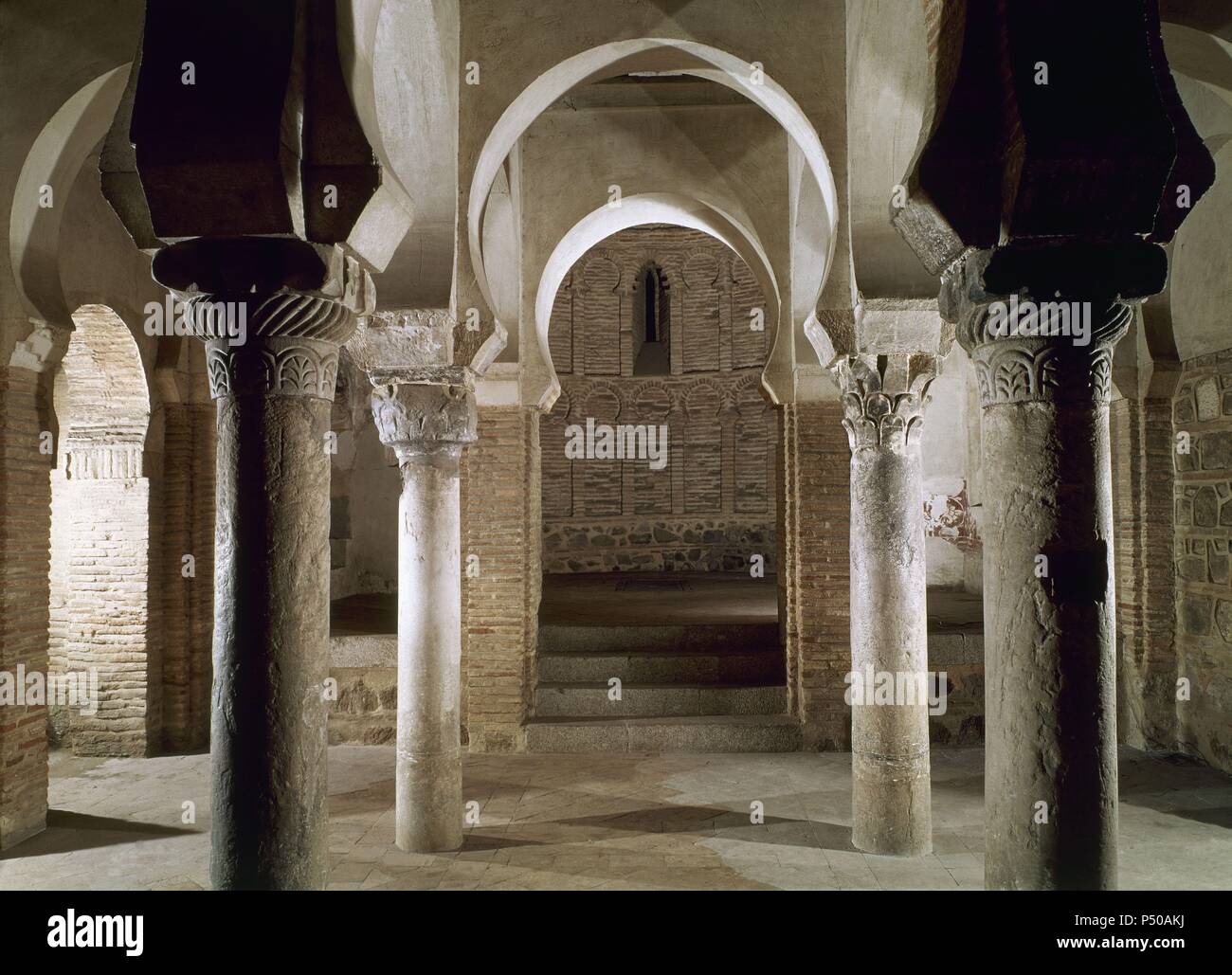 ARTE ISLAMICO. ESPAÑA. ESTILO FINALES CALIFAL-INICIOS MUDEJAR TOLEDANO. MEZQUITA DE BAB AL-MARDUM o CRISTO DE LA LUZ. Construida entre diciembre del año 999 y el ll de enero del año 1000, bajo la dirección de MUSA IBN'ALI. Se transformó en iglesia en el s. XII. Vista del interior. TOLEDO. Castilla-La Mancha. Stock Photo