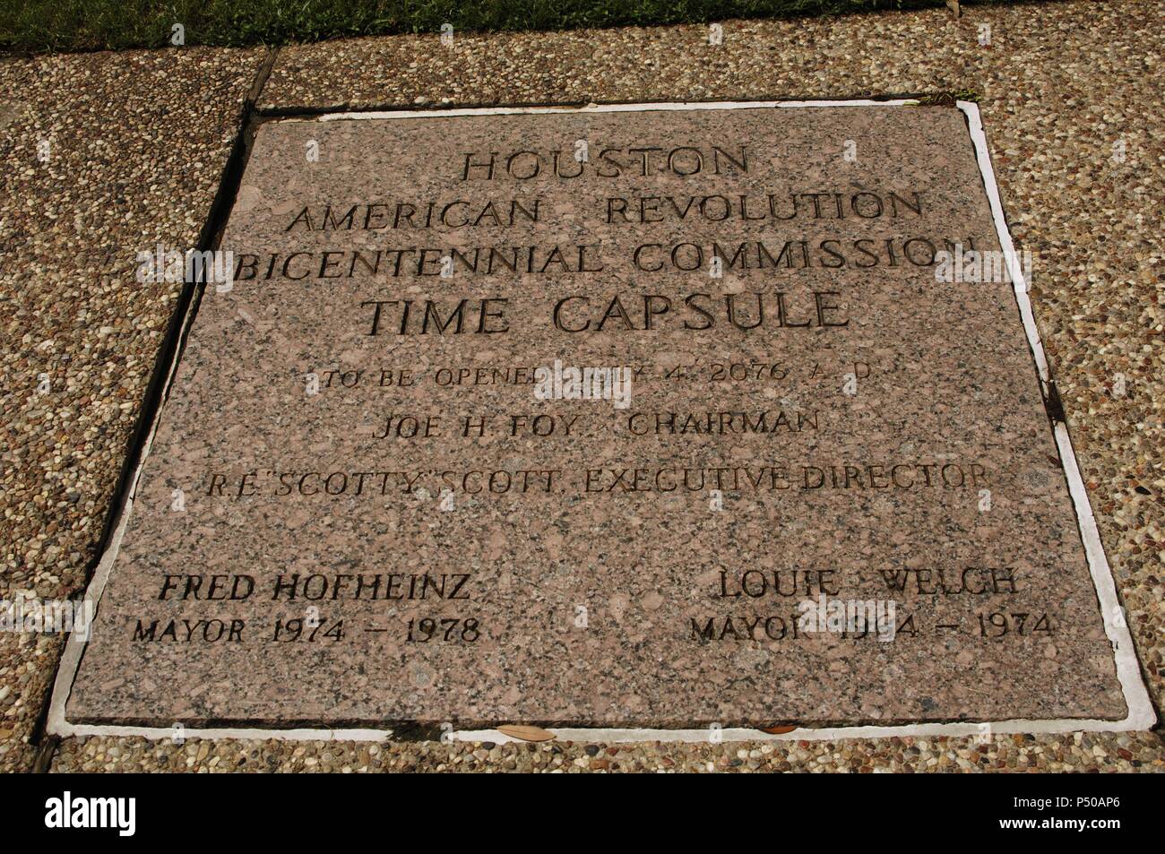 PLACA en el lugar donde está enterrada una CAPSULA DEL TIEMPO, que deberá abrirse el 4 de julio de 2076. Parque Sam Houston. HOUSTON. Estado de Texas. Estados Unidos. Stock Photo