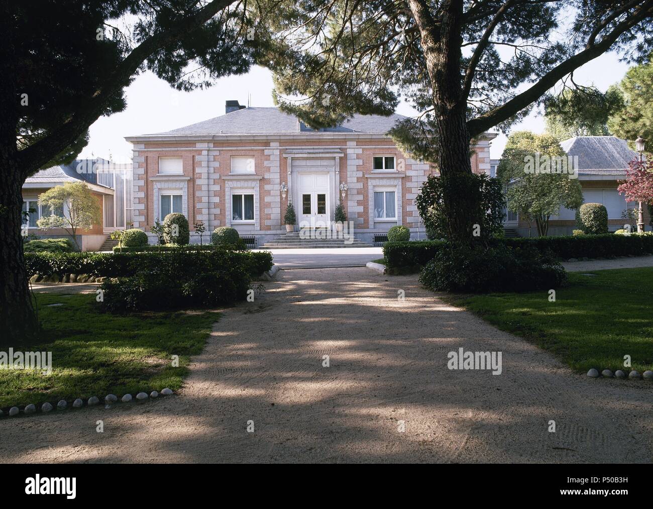 PALACIO DE LA ZARZUELA. Antigua casa de labor y pabellón de caza en el siglo XVIII. Carlos IV la reconstruyó en estilo neoclásico, quedando completamente destruída durante la Guerra Civil. Residencia de la Familia Real Española. MADRID. España. Stock Photo