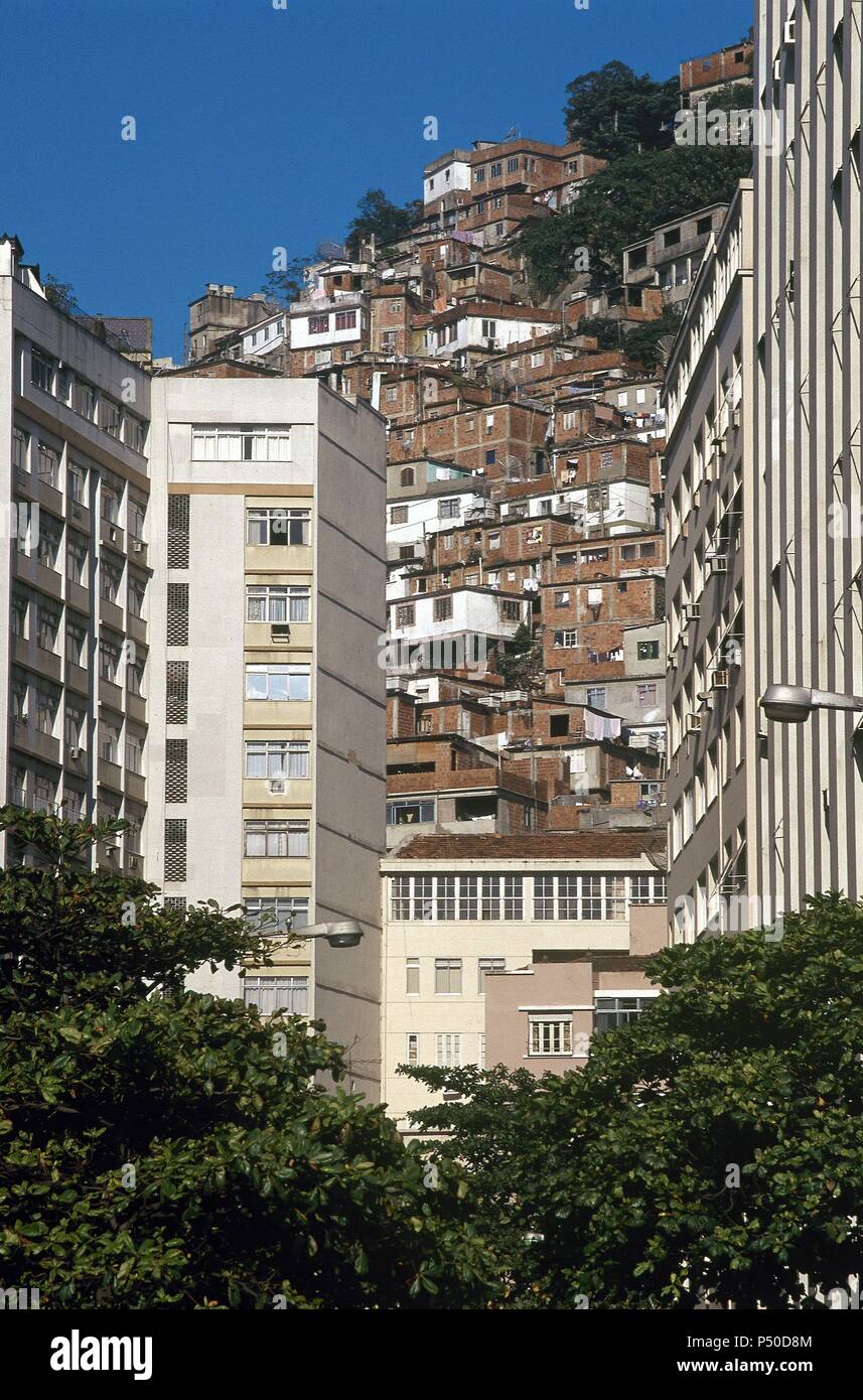 BRASIL. RIO DE JANEIRO. Contraste de edificaciones entre las viviendas de  alto standing en el distrito de Copacabana y, al fondo, casas en las  favelas. Estado de Río de Janeiro Stock Photo -