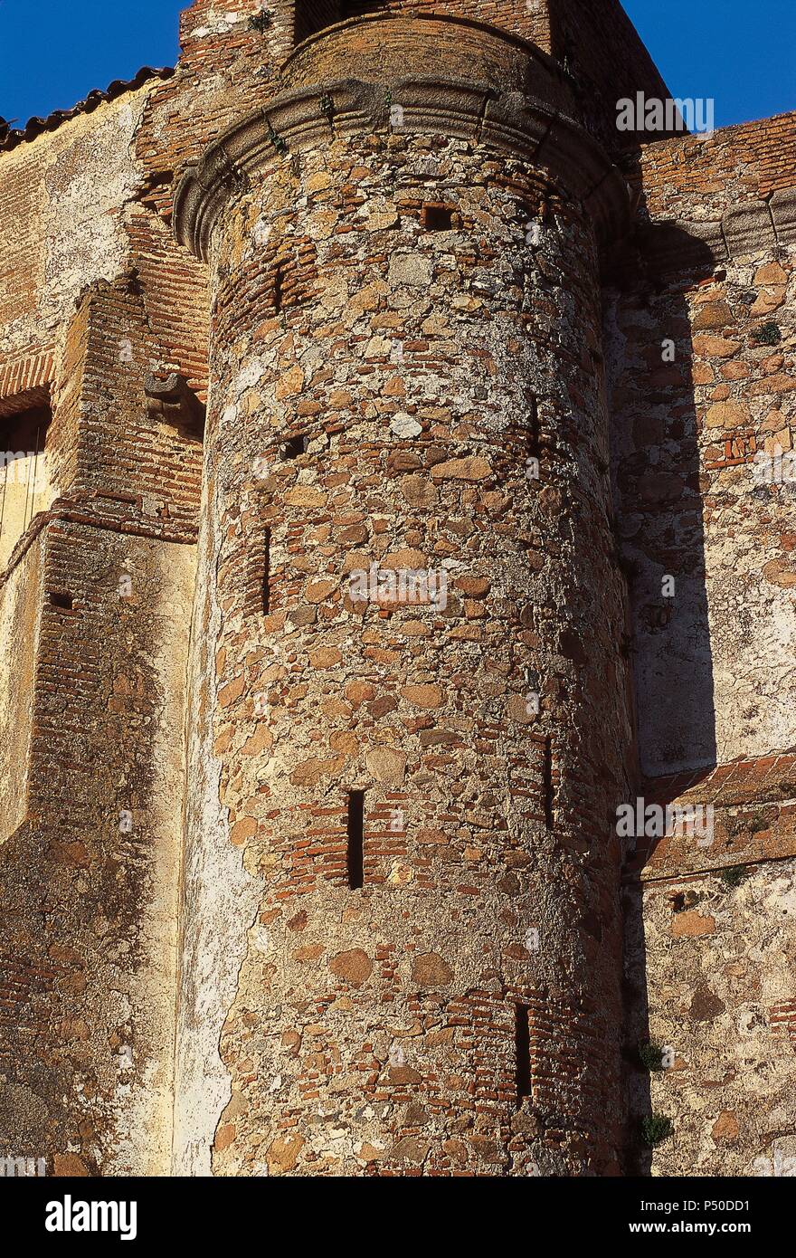 EXTREMADURA. CALERA DE LEON. Vista parcial de la IGLESIA DE SANTIAGO EL MAYOR, obra de mampostería, ladrillo y piedra que mezcla elementos góticos y renacentistas. Provincia de Badajoz. España. Stock Photo