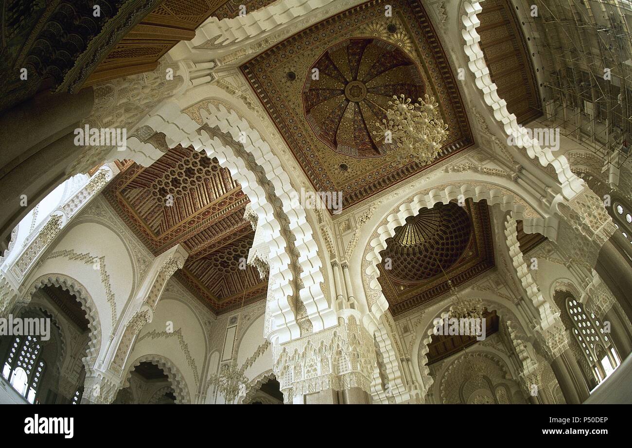 ARTE ISLAMICO. AFRICA. MEZQUITA DE HASSAN II. Vista interior de la cubierta realizada a base de pequeñas cúpulas y arcos cubiertos por una rica ornamentación. CASABLANCA. Marruecos. Stock Photo