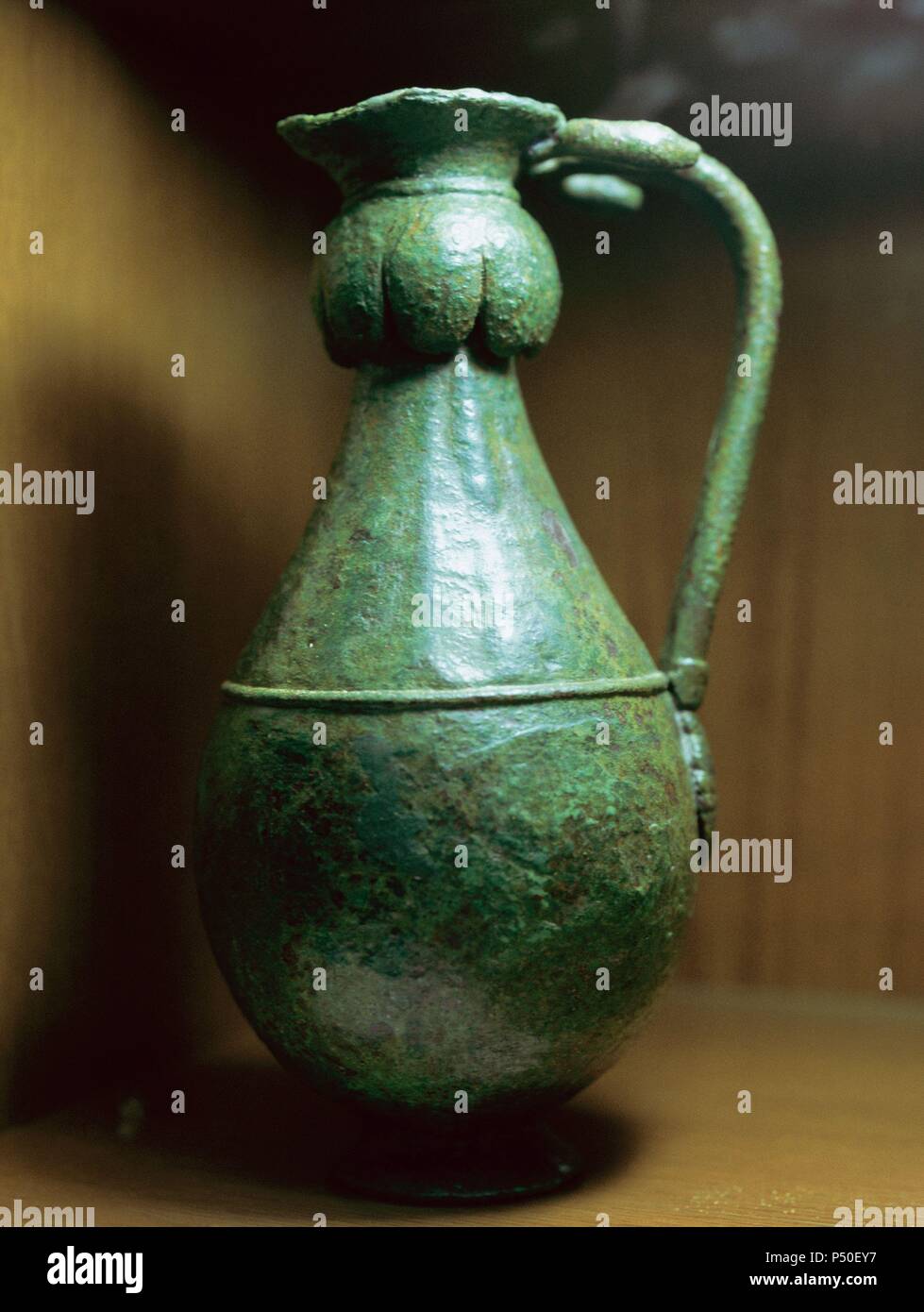 Jarra de bronce hi-res stock photography and images - Alamy