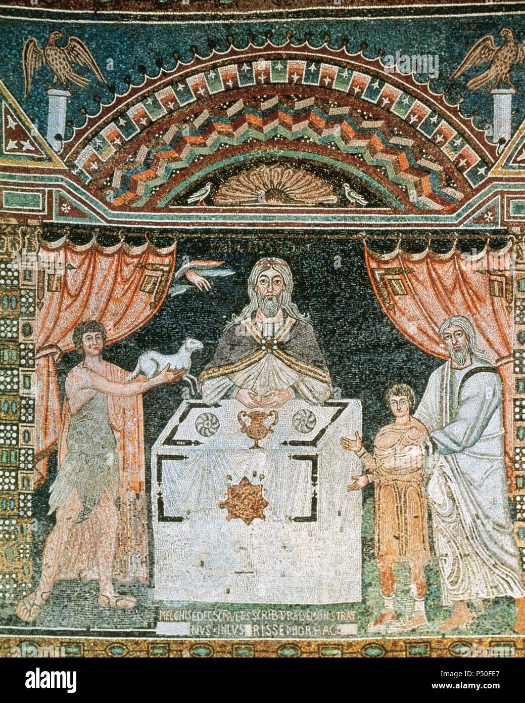 ARTE BIZANTINO. ITALIA. Escena de SACRIFICIO donde aparecen ABRAHAM, ABEL y MELQUISEDEC en torno a un altar el que ofrecen un sacrificio al Señorl. Mosaico de la iglesia de San Apollinare in Classe, datado en los s. VI-VII. Rávena. Stock Photo