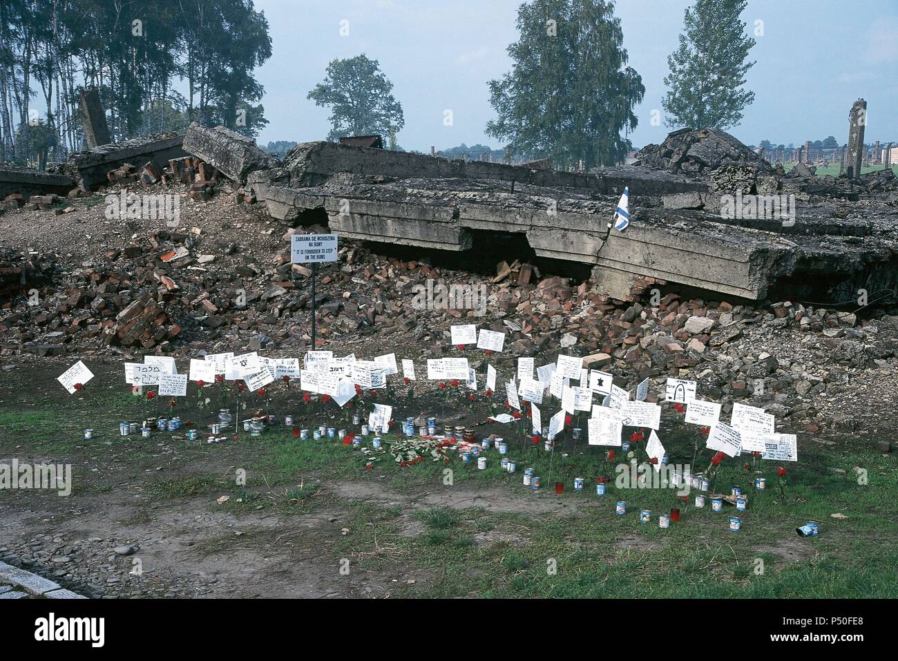 SEGUNDA GUERRA MUNDIAL (1939-1945). CAMPO DE CONCENTRACION DE AUSCHWITZ II O BIRKENAU. Creado en octubre de 1941. Vista de los restos de un HORNO CREMATORIO, destruido por los alemanes al abandonar el campo. Junto a él, carteles que recuerdan a los que allí murieron. Polonia. Stock Photo