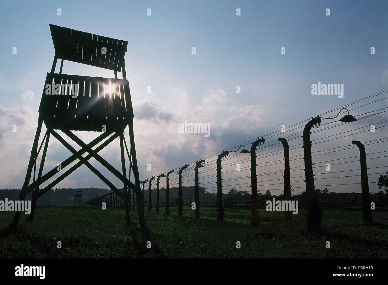 SEGUNDA GUERRA MUNDIAL (1939-1945). CAMPO DE CONCENTRACION DE AUSCHWITZ II O BIRKENAU. Creado en octubre de 1941. Vista de una TORRE DE CONTROL y las VALLAS DE SEGURIDAD. Polonia. Stock Photo