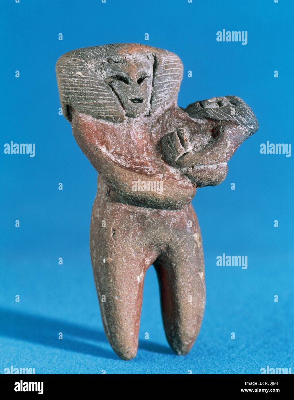 ARTE PRECOLOMBINO. Fase CULTURA VALDIVIA (3500 a. C. -1900 a. C.). Figura de cerámica probablemente moldeada a mano. Representa una mujer desnuda con un niño en brazos. Procede de las costas de la Provincia de Guayas. Ecuador. Stock Photo