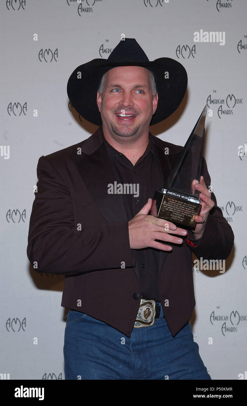 Garth Brooks with Award of Merit in the pressroom at the 29th Annual American Music Awards at the Shrine Auditorium in Los Angeles Wednesday, Jan. 9, 2002.           -            BrooksGarth001.jpgBrooksGarth001  Event in Hollywood Life - California, Red Carpet Event, USA, Film Industry, Celebrities, Photography, Bestof, Arts Culture and Entertainment, Topix Celebrities fashion, Best of, Hollywood Life, Event in Hollywood Life - California,  backstage trophy, Awards show, movie celebrities, TV celebrities, Music celebrities, Topix, Bestof, Arts Culture and Entertainment, Photography,    inquir Stock Photo