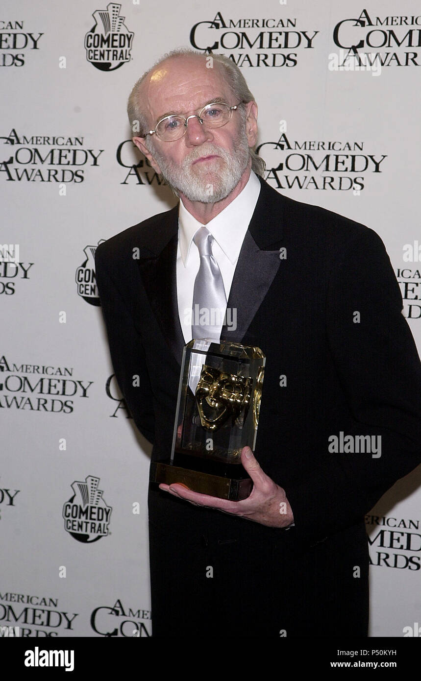 George Carlin  backstage at The 15th Annual American Comedy Awards held at Universal Studios, Los Angeles, CA. Sunday, April 22, 2001. The show will be airing on Comedy Central on Wednesday, April 25th 8 P.M. (ET/PT)          -            CarlinGeorge05.jpgCarlinGeorge05  Event in Hollywood Life - California, Red Carpet Event, USA, Film Industry, Celebrities, Photography, Bestof, Arts Culture and Entertainment, Topix Celebrities fashion, Best of, Hollywood Life, Event in Hollywood Life - California,  backstage trophy, Awards show, movie celebrities, TV celebrities, Music celebrities, Topix, Be Stock Photo