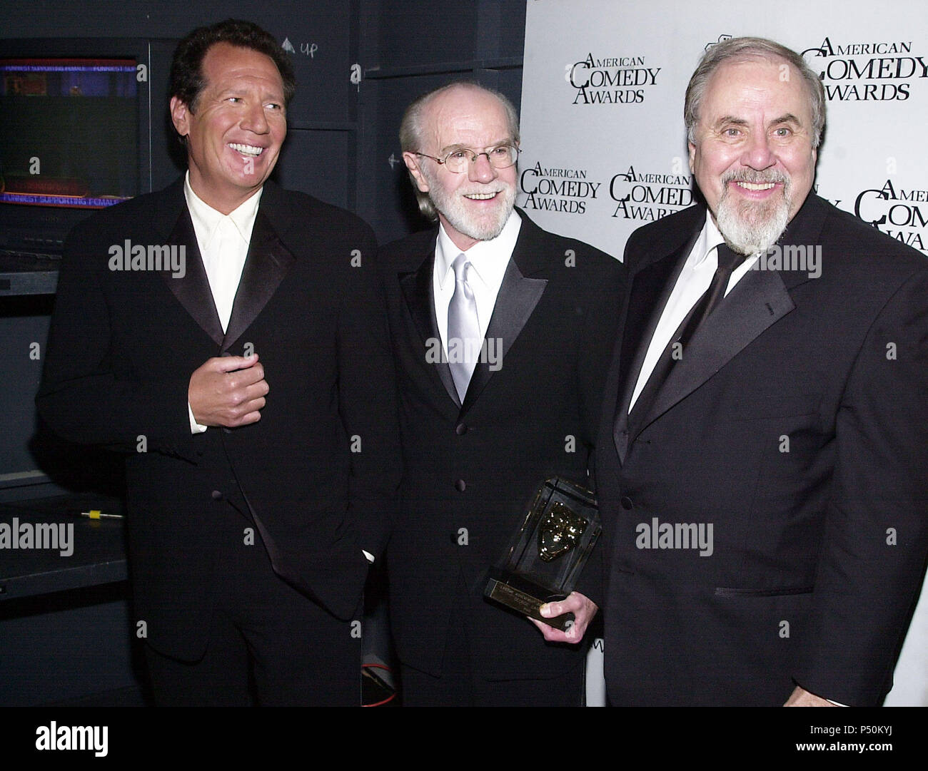 Gary Shandling, George Carlin and George Schlatter backstage at The 15th Annual American Comedy Awards held at Universal Studios, Los Angeles, CA. Sunday, April 22, 2001. The show will be airing on Comedy Central on Wednesday, April 25th 8 P.M. (ET/PT)          -            CarlinSchlatterShandling10.jpgCarlinSchlatterShandling10  Event in Hollywood Life - California, Red Carpet Event, USA, Film Industry, Celebrities, Photography, Bestof, Arts Culture and Entertainment, Topix Celebrities fashion, Best of, Hollywood Life, Event in Hollywood Life - California,  backstage trophy, Awards show, mov Stock Photo