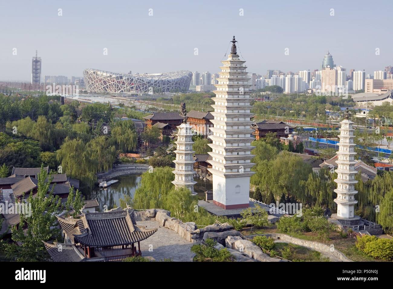 Hãy đến với Công viên Văn hóa Dân tộc Trung Quốc để khám phá những di sản văn hóa tuyệt đẹp của Trung Hoa! Với không gian rộng lớn, đầy đủ các kiến trúc đặc trưng của các dân tộc, bạn sẽ được trải nghiệm những điều thú vị và mới mẻ mà không một nơi nào khác có thể sánh được.