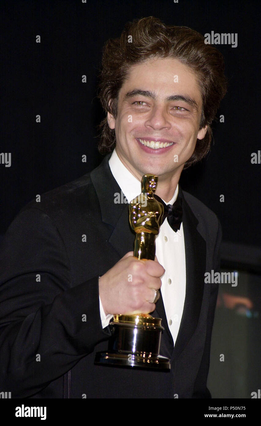 Benicio Del Toro Wins For Best Supporting Actor At The 73rd Annual Academy Awards At The Shrine Auditorium In Los Angeles Sun March 25 2001 Photo By C Tsuni Deltorobenicio06 Jpgdeltorobenicio06 Event Gladiator (2000)nominated best actor for: alamy