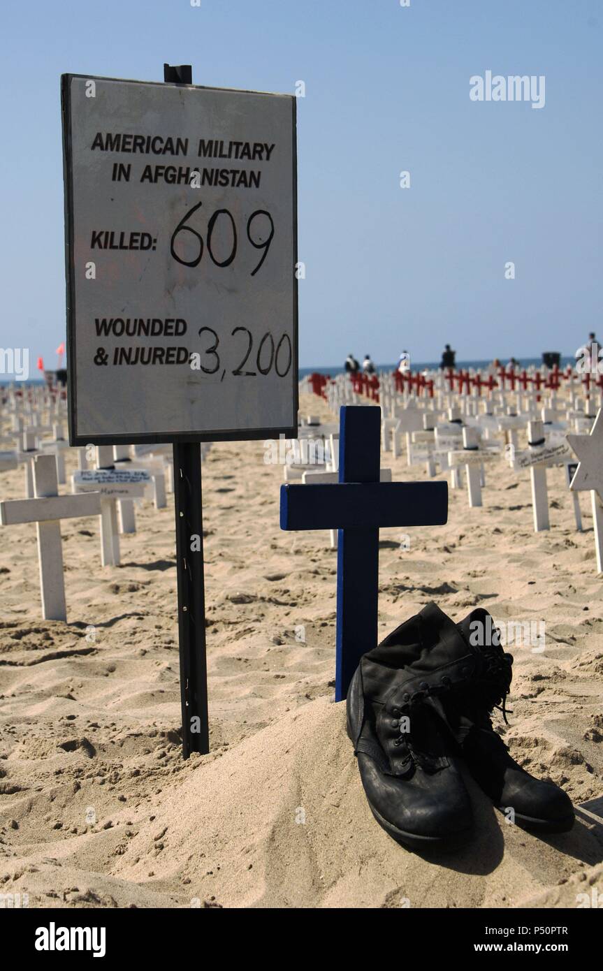 PROTESTA CONTRA LAS GUERRAS DE IRAQ Y AFGANISTAN por la Asociación de militares 'Veteranos por la Paz' (Veterans for Peace), en la playa de SANTA MONICA. Estado de California. Estados Unidos. Stock Photo
