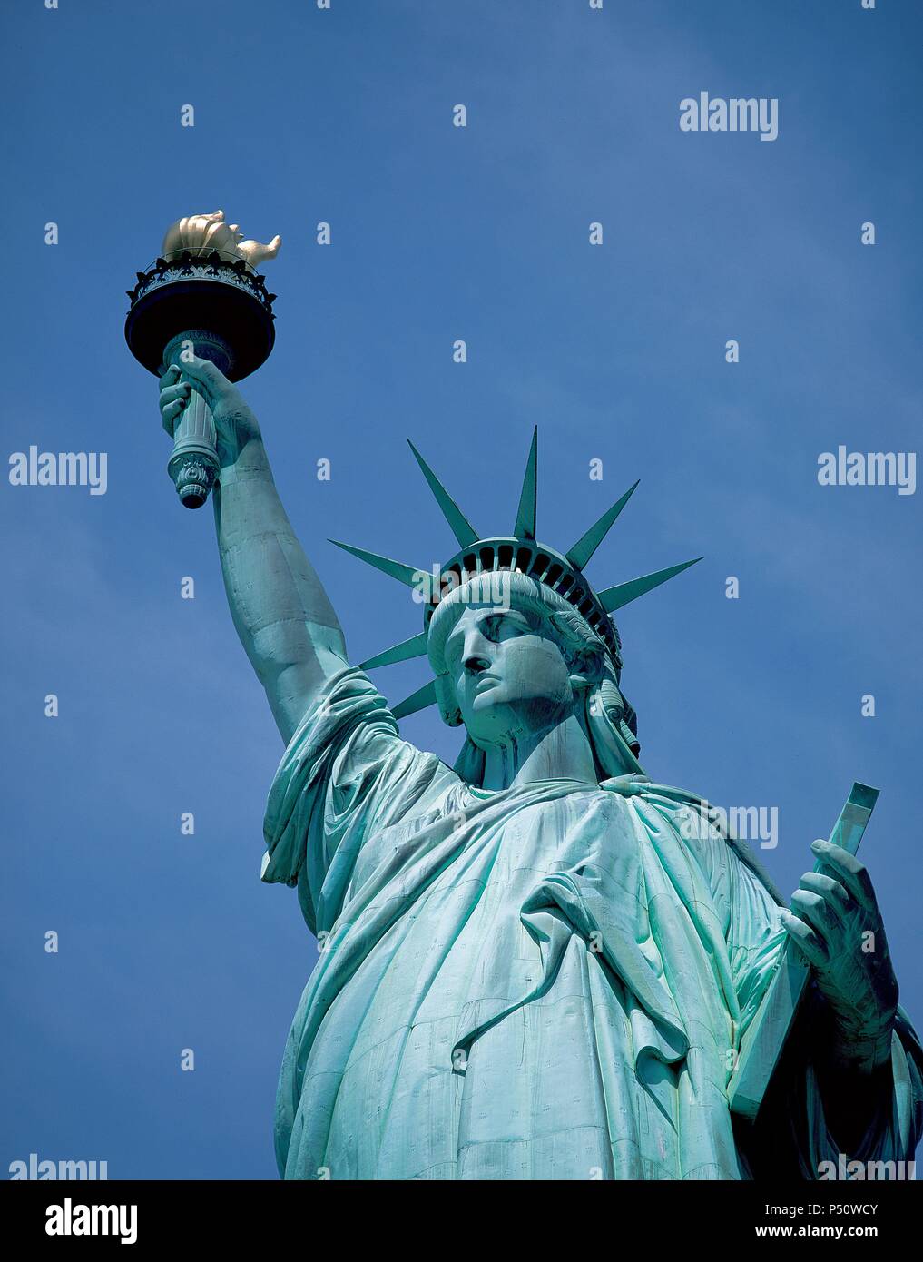 ESTADOS UNIDOS. NUEVA YORK. Vista de la ESTATUA DE LA LIBERTAD, realizada en bronce. Su diseño exterior es obra de Frederic Auguste BARTHOLDI y la estructura interna de Gustave EIFFEL. Construida en Paris y regalada la Nueva York. Declarada Patrimonio de la Humanidad. Stock Photo