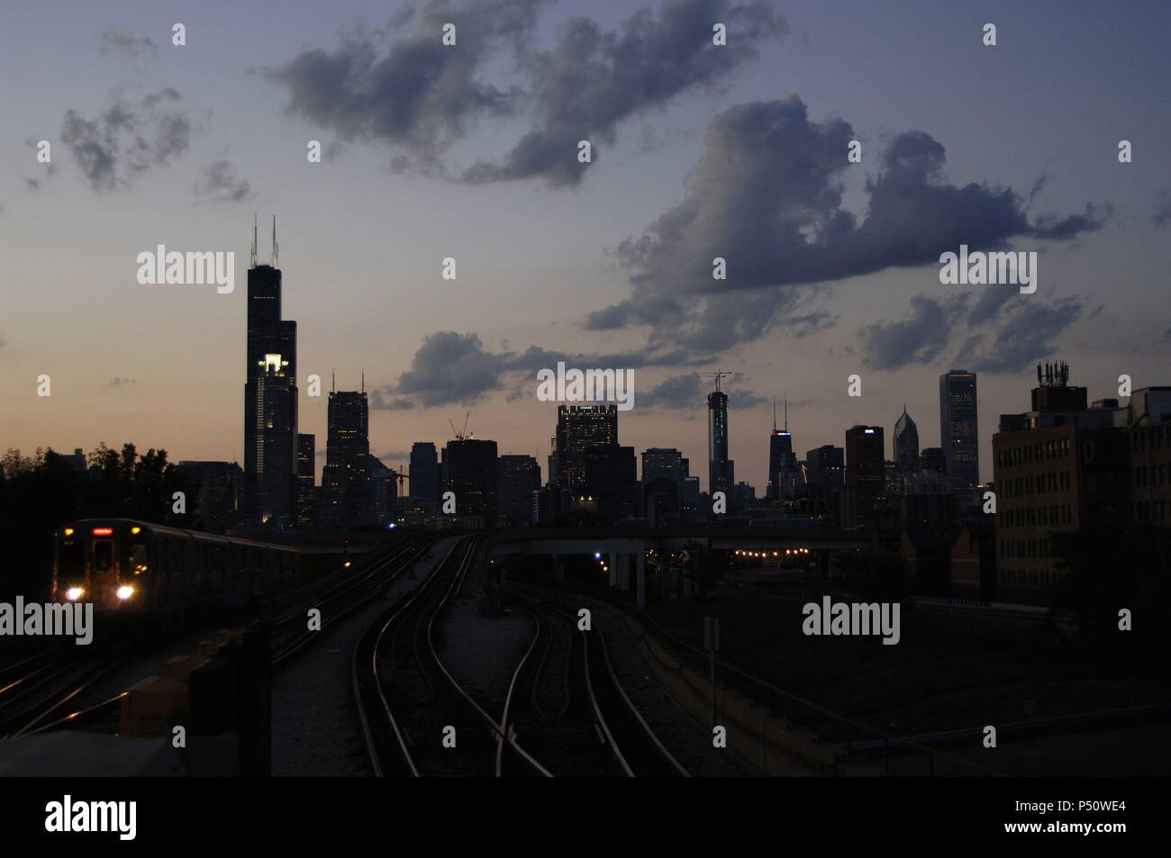 Vista nocturna de una ESTACION DE METRO exterior en Chinatown. Al fondo, los rascacielos del centro de la ciudad. CHICAGO. Estado de Illinois. Estados Unidos. Stock Photo