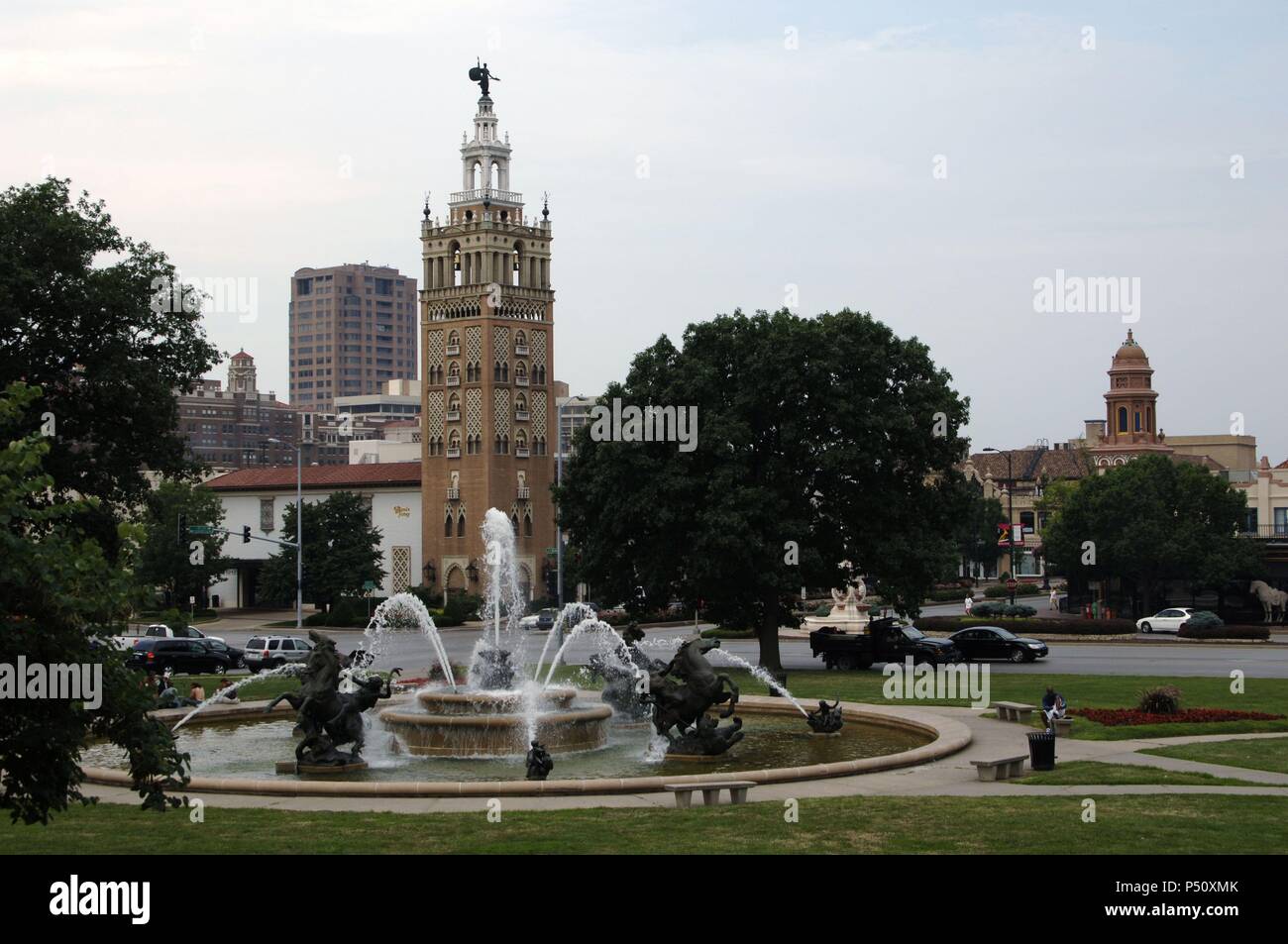 ESTADOS UNIDOS. KANSAS CITY. Vista de la PLAZA COUNTRY CLUB, con la TORRE DE LA GIRALDA (inspirada en la original de Sevilla) y la FUENTE MEMORIAL J. C. NICHOLS, obra del escultor francés Henri-Léon Gréber (1855-1941). Estado de Missouri. Stock Photo