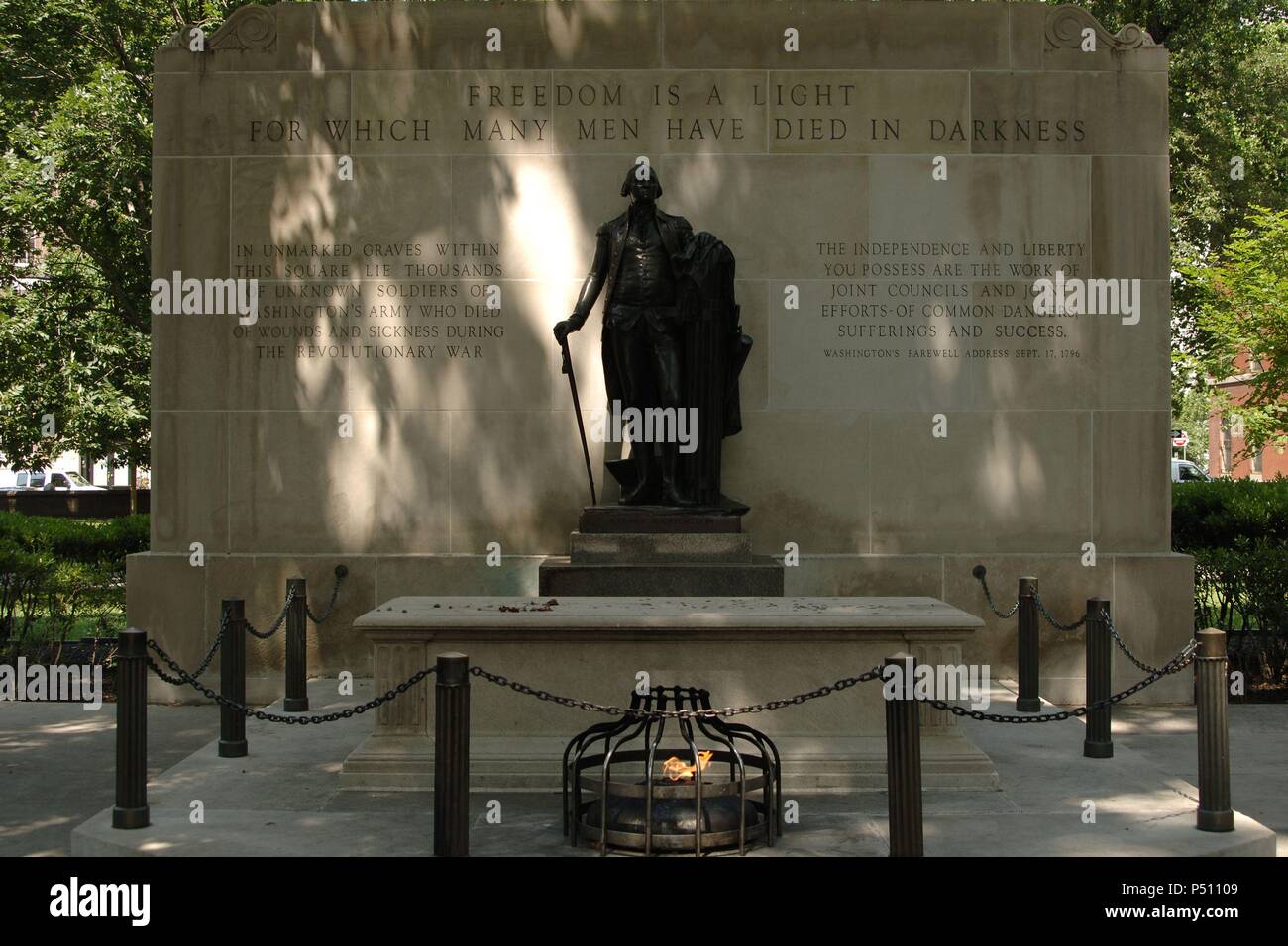 Unites States. Pennsylvania. Philadelphia. Tomb of the Unknown Revolutionary War Soldier, 1957. By G. Edwing Brumbaugh (1890-1983) and statue of George Washington by Jean Antoine Houdon (1741-1828). Stock Photo