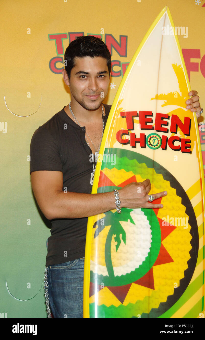 Wilmer Valderrama at the TEEN CHOICE Awards at the Universal Amphitheatre  in Los Angeles. August 20, 2006.  3/4 smile eye contact trophy surf           -            ValderramaWilmer119.jpgValderramaWilmer119  Event in Hollywood Life - California, Red Carpet Event, USA, Film Industry, Celebrities, Photography, Bestof, Arts Culture and Entertainment, Topix Celebrities fashion, Best of, Hollywood Life, Event in Hollywood Life - California,  backstage trophy, Awards show, movie celebrities, TV celebrities, Music celebrities, Topix, Bestof, Arts Culture and Entertainment, Photography,    inquiry t Stock Photo