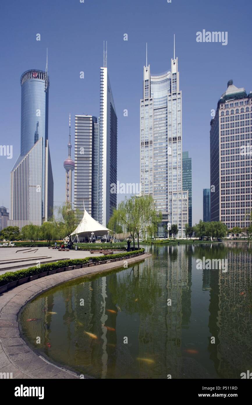CHINA. SHANGHAI. Vista de los rascacielos del DISTRITO FINANCIERO DE LUJIAZUI, en la zona de PUDONG. Stock Photo
