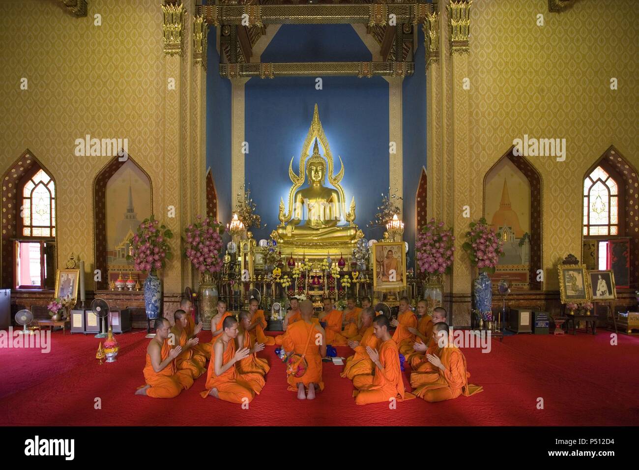 MONJES BUDISTAS rezando en el interior del TEMPLO WAT BENCHAMABOPHIT, construido a finales del siglo XIX por orden de Rama V (Chulalongkorn el Grande) con mármol de Carrara. Popularmente conocido como TEMPLO DE MARMOL. BANGKOK. Tailandia. Stock Photo
