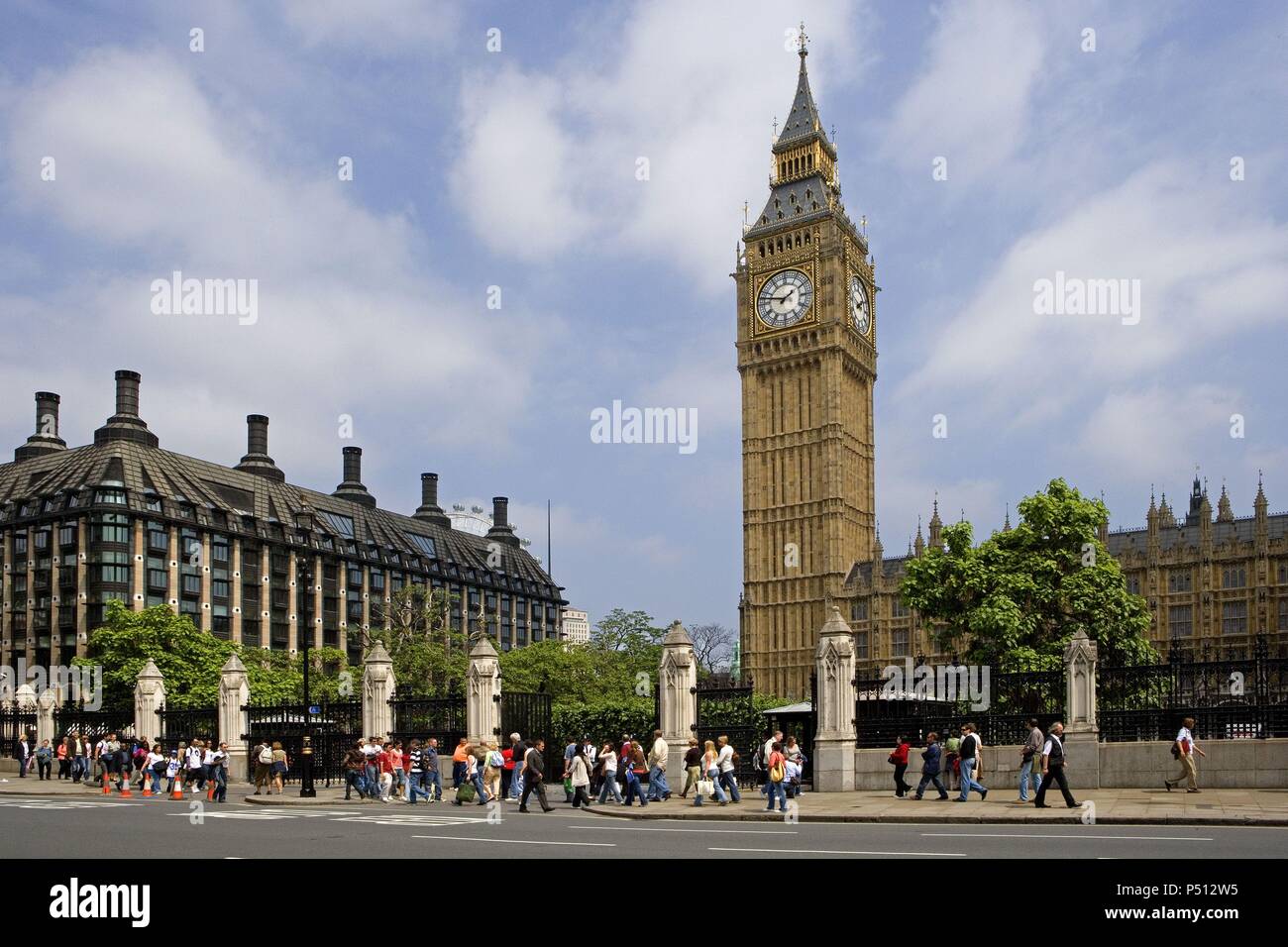 Gente paseando junto al BIG BEN, la torre del reloj del edificio del PARLAMENTO (Conjunto del PALACIO DE WESTMINSTER). Declarado Patrimonio de la Humanidad por la UNESCO en el año 1987. LONDRES. Inglaterra. Reino Unido. Stock Photo