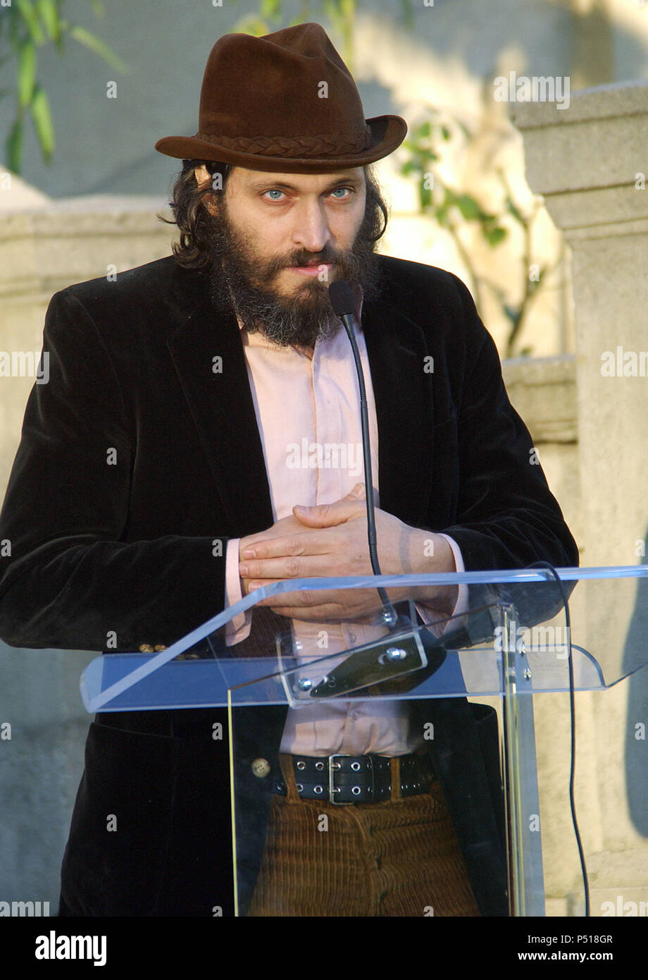 Vincent Gallo During A Speech At The Ceremony For Johnny Ramone Immortalized With A Statue At Hollywood Forever Cemetery In Los Angeles January 14 05 Gallovincent05 Red Carpet Event Vertical Usa Film Industry