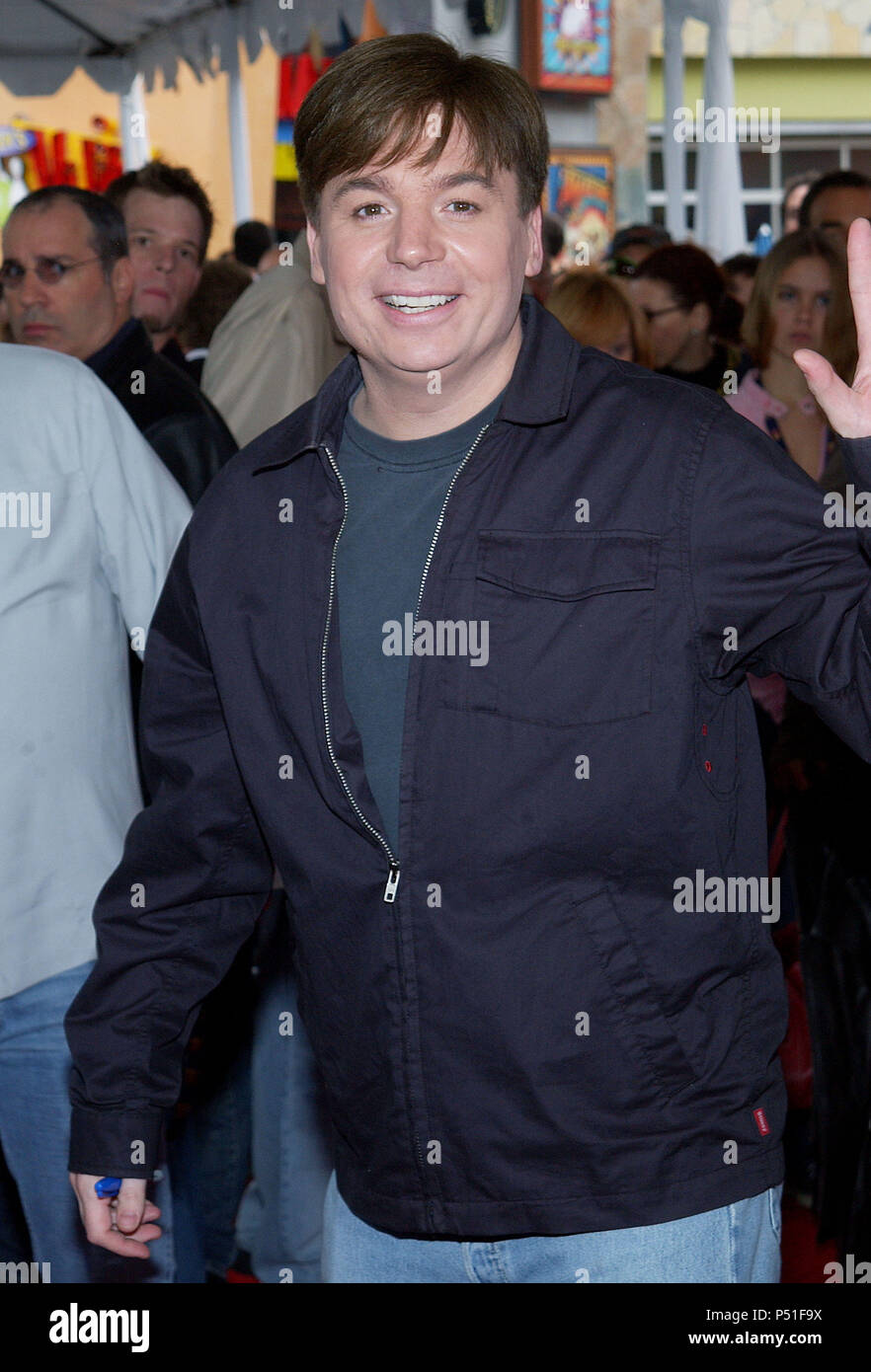 Mike Myers arriving at the ' Dr. Seuss 'The Cat In The Hat Premiere '   at the Universal Amphitheatre in Los Angeles. November 8, 2003.MyersMike19 Red Carpet Event, Vertical, USA, Film Industry, Celebrities,  Photography, Bestof, Arts Culture and Entertainment, Topix Celebrities fashion /  Vertical, Best of, Event in Hollywood Life - California,  Red Carpet and backstage, USA, Film Industry, Celebrities,  movie celebrities, TV celebrities, Music celebrities, Photography, Bestof, Arts Culture and Entertainment,  Topix, vertical, one person,, from the years , 2003 to 2005, inquiry tsuni@Gamma-US Stock Photo