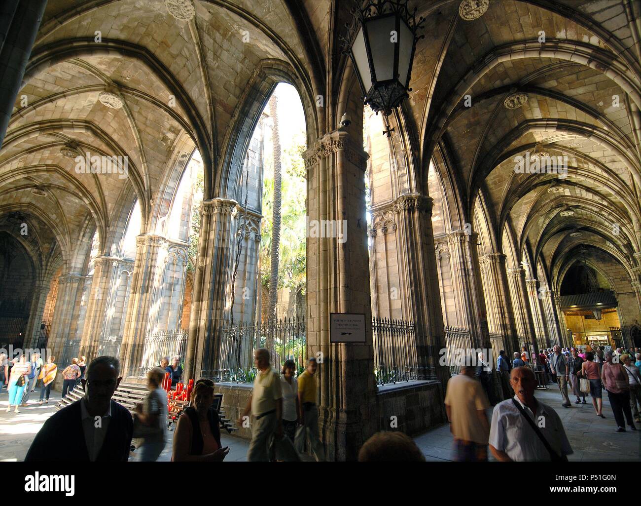 TURISTAS visitando el CLAUSTRO DE LA CATEDRAL DE SANTA CRUZ Y SANTA ...