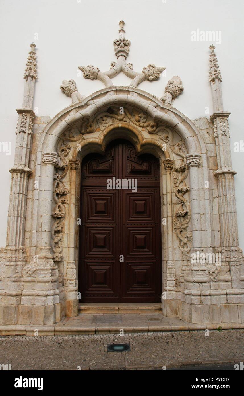 PORTUGAL. SANTAREM. Detalle de una PUERTA de la IGLESIA DE NUESTRA SEÑORA DE MARVILA del s. XII. Fue cedida a los templarios como recompensa por su decisiva ayuda en el asalto contra los árabes. Con posterioridad se añadieron algunos elementos manuelinos, como el pórtico lateral, y del siglo XVI. Stock Photo