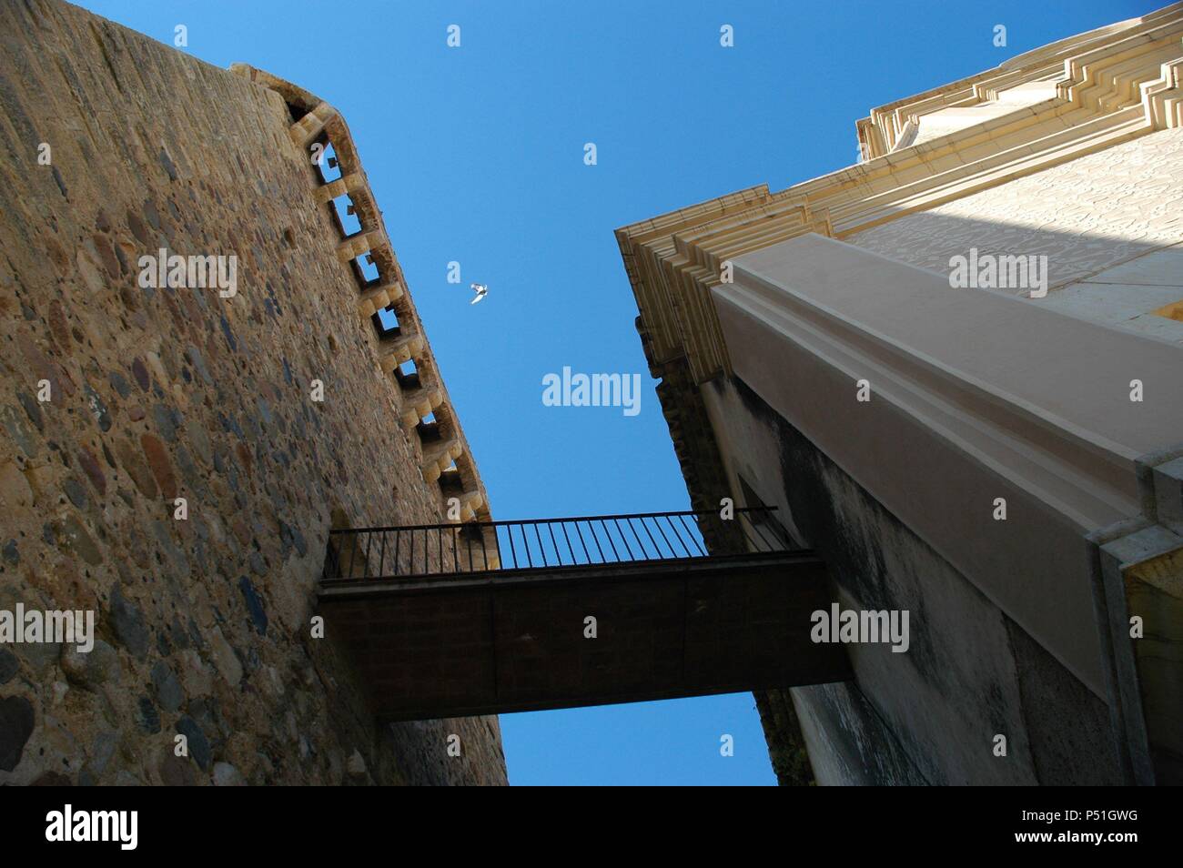 MUSEO DE HISTORIA. "TORRE DE L'ERMITA". Torre vigía que alberga una de las sedes del Museo de Historia de la ciudad junto al "Molí de les Tres Eres". Declarada Bien de Interés Cultural. Vista parcial de la TORRE y la fachada del Santuario de la Mare de Déu del Camí, unidas por una pasarela. CAMBRILS. Comarca del Baix Camp. Provincia de Tarragona. Cataluña. Stock Photo