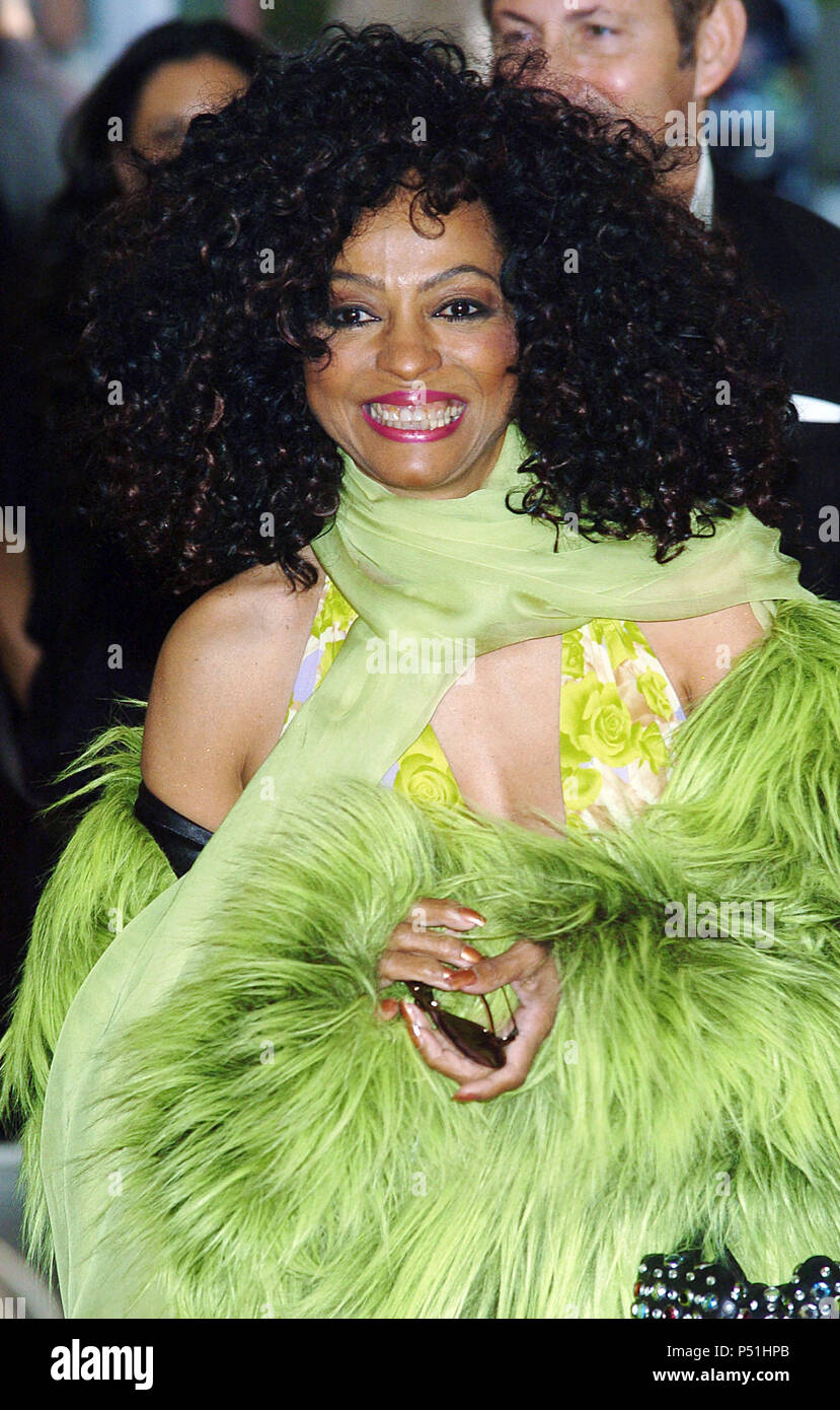 Diana Ross Launch The Beauty Icon Series from M.A.C. Inspired by her style  at the MAC Store in Los Angeles. January 20, 2005.RossDiana003 Red Carpet  Event, Vertical, USA, Film Industry, Celebrities, Photography,
