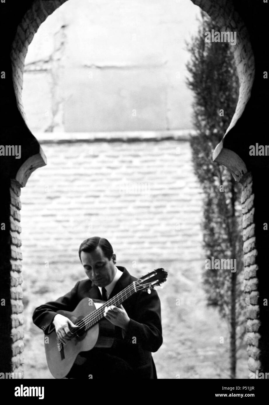 Manuel Cano, concertista de guitarra flamenca Stock Photo - Alamy