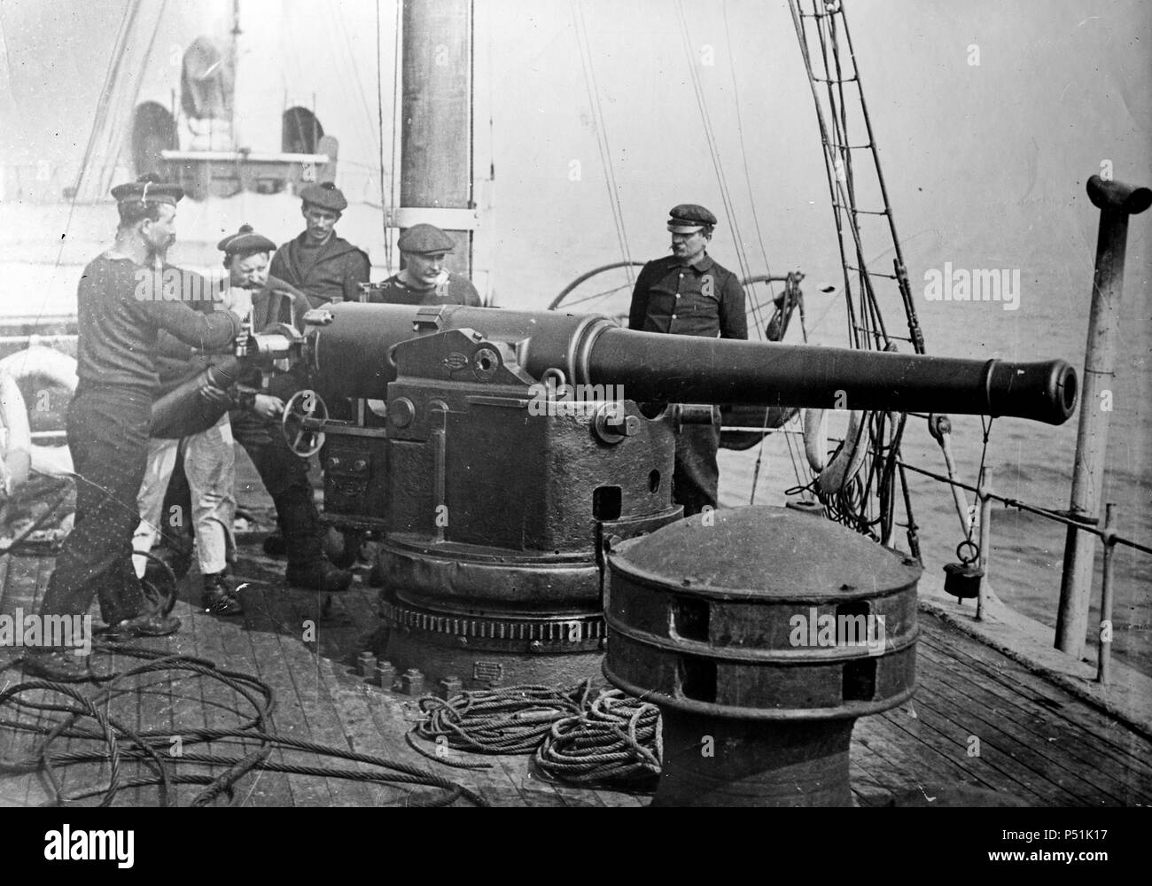 Ship gun hires stock photography and images Alamy