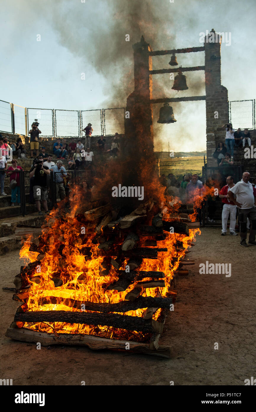 San Pedro Manrique, Spain. 23rd June, 2018. The night of June 23, the hermitage of the Virgin of the Rock concentrates ritual and adrenaline. Thousand kilos of fuelwood of oak, carefully prepared in a way of embers The children of San Pedro will penetrate to midnight the flushed embers, alone or with someone piggyback, since they do it every year from ancient. Credit: Oscar Zubiri/Pacific Press/Alamy Live News Stock Photo
