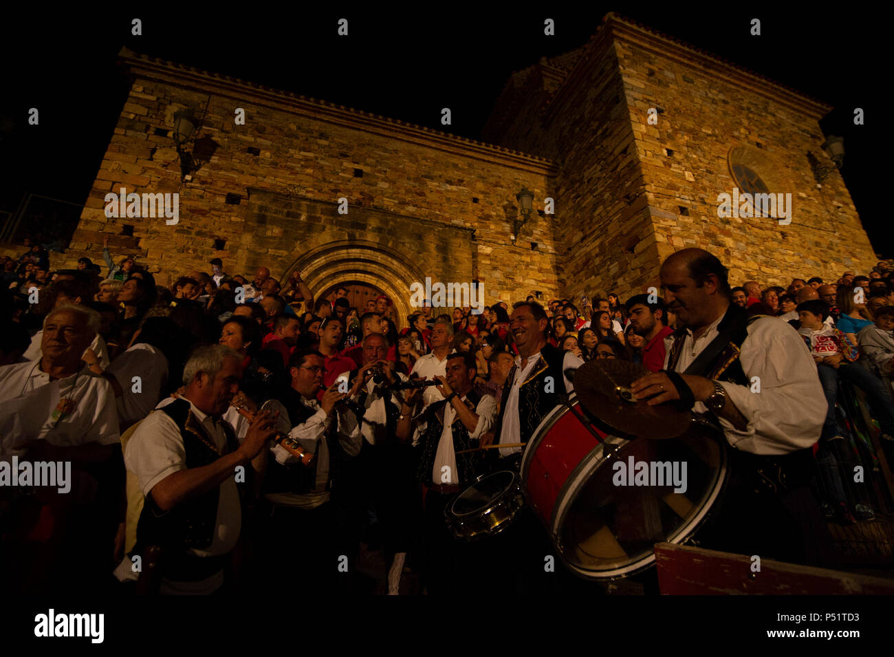 San Pedro Manrique, Spain. 23rd June, 2018. The night of June 23, the hermitage of the Virgin of the Rock concentrates ritual and adrenaline. Thousand kilos of fuelwood of oak, carefully prepared in a way of embers The children of San Pedro will penetrate to midnight the flushed embers, alone or with someone piggyback, since they do it every year from ancient. Credit: Oscar Zubiri/Pacific Press/Alamy Live News Stock Photo