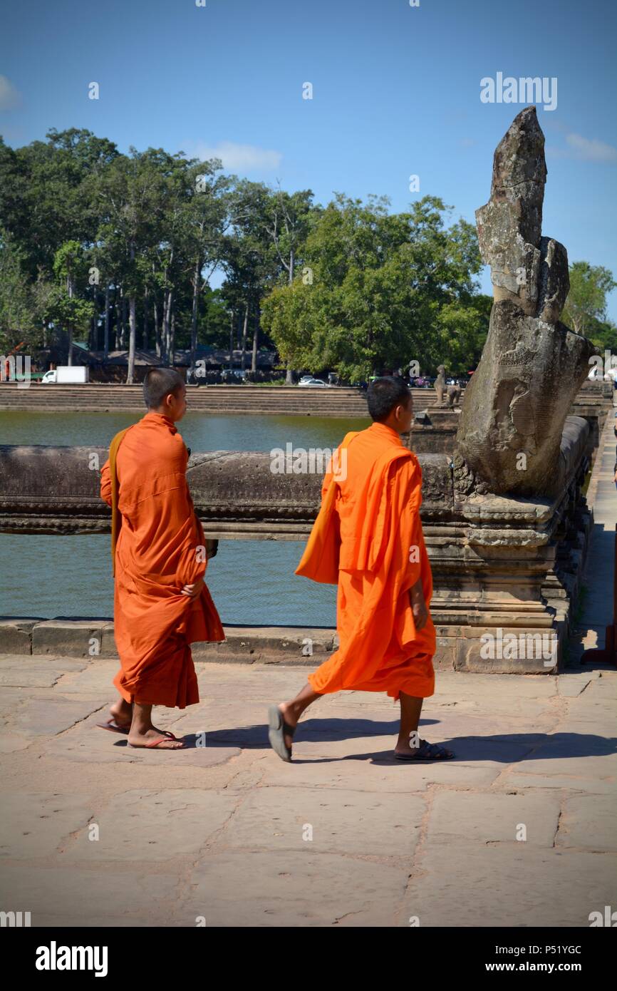 Buddhist monks in orange robes at Angkor Wat, Cambodia Stock Photo