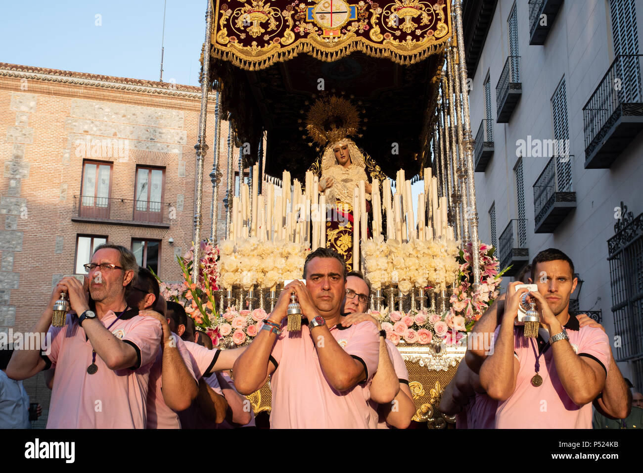 Madrid, Spain. 23rd June, 2018. Members of the brotherhood carrying the 'paso' of the Virgin 'Maria Santisima del Dulce Nombre en su Soledad' during sunset. © Valentin Sama-Rojo/Alamy Live News. Stock Photo