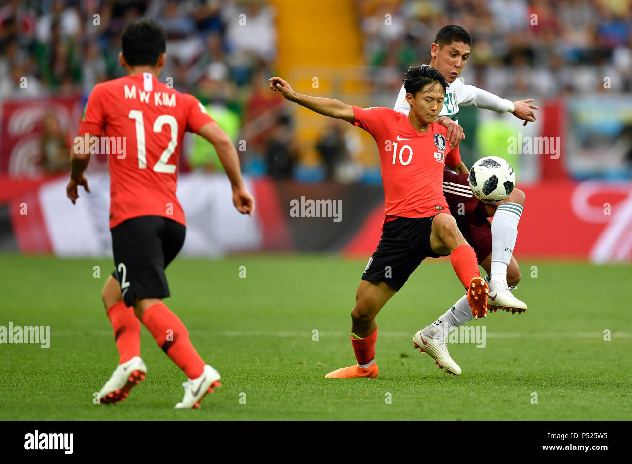 23 June 2018, Russia, Rostov on Don, Soccer: FIFA World Cup, South Korea vs Mexico, Group F, Matchday 2 of 3 at Rostov on Don Stadium: Mi-Nuh Kim (L-R) and Seung-Won Lee from South Korea and Edson Alvares from Mexico in action. Photo: Marius Becker/dpa Stock Photo