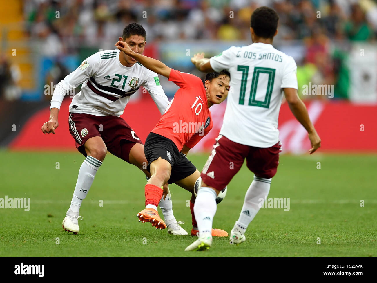 23 June 2018, Russia, Rostov on Don, Soccer: FIFA World Cup, South Korea vs Mexico, Group F, Matchday 2 of 3 at Rostov on Don Stadium: Edson Alvares from Mexico (L-R), Seung-Won Lee from South Korea and Giovani dos Santos from Mexico in action. Photo: Marius Becker/dpa Stock Photo