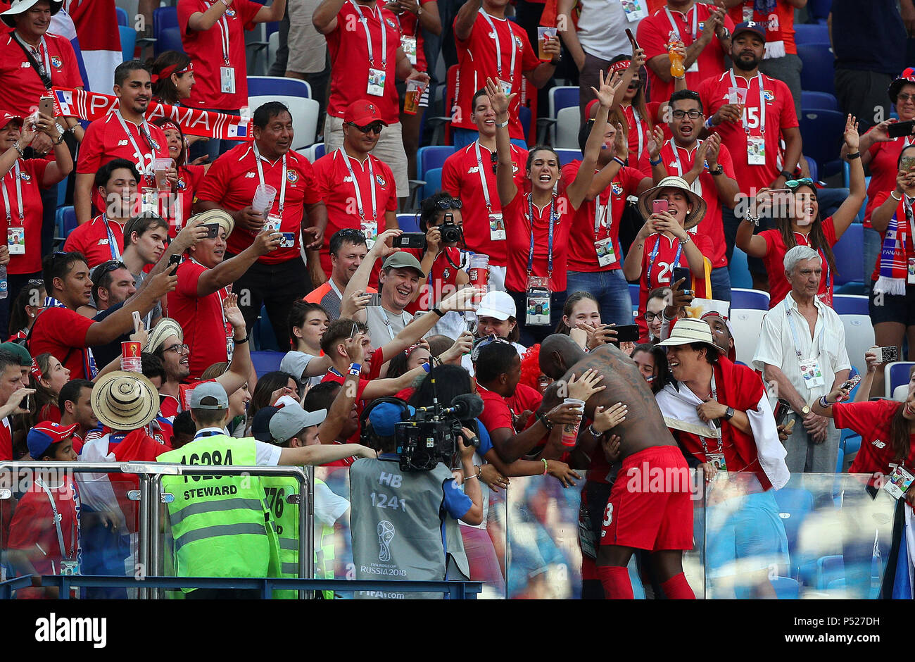 Nijni Novgorod, Russia. 24th June, 2018:ENGLAND VS. PANAMA - Panama&#39;s Felipe Baloy celebrates with his family after scoring Panama&#39;s first goal in the history of the World Cups during a match between England and Panama valid for the second round of Group G of the 2018 World Cup held at the Nizhny Novgorod stadium in the city of Nihzny Novgorod, Russia. (Photo: Rodolfo Buhrer/La Imagem/Fotoarena) Credit: Foto Arena LTDA/Alamy Live News Stock Photo