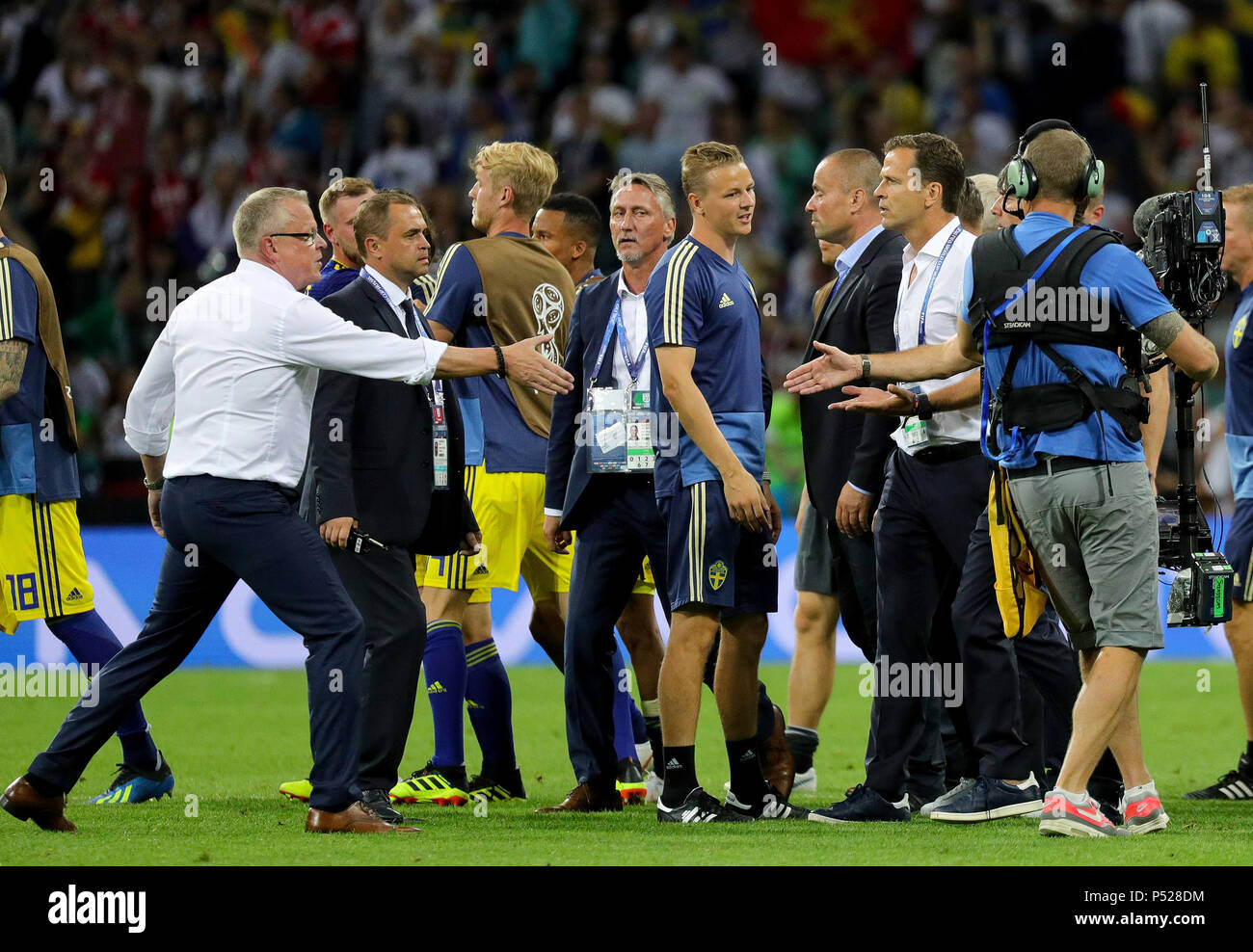 Socchi, Russia. 23 june 2018. Soccer, World Cup, Germany vs Sweden, Group  F, Matchday 2 of 3 at the Sochi Stadium: Swedish trainer Janne Andersson  (L) stretches out his hand for Germany's