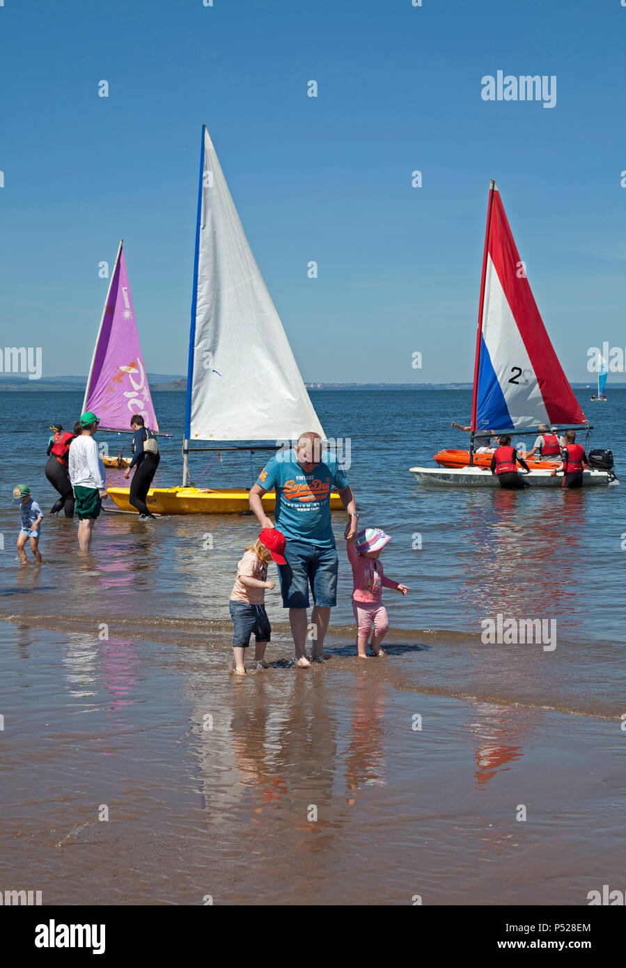 Edinburgh Portobello Beach, Scotland 24th June 2018. Crowds flock to