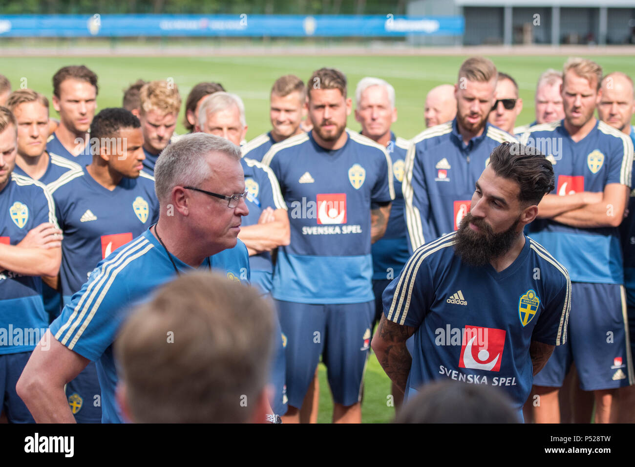 24 June 2018, Russia, Gelendzchik, FIFA World Cup 2018, Training, Session: Sweden's head coach Janne Andersson (L) speaks to his team about Jimmy Durmaz (R) before the start of the training session. The 29 year old endured plenty of racist insults on social media after Sweden's loss against Germany. - NO WIRE SERVICE - Photo: Maximilian Haupt/dpa Credit: dpa picture alliance/Alamy Live News Stock Photo